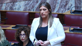Η Κωνσταντοπούλου στοχοποιεί ξανά με χυδαιότητες τον καθηγητή Καρώνη για το πόρισμα των Τεμπών