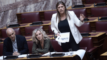 Το (ανύπαρκτο) δίλημμα Τσίπρα, η χημικός Ζωή και η... καλλιέργεια της Τζάκρη
