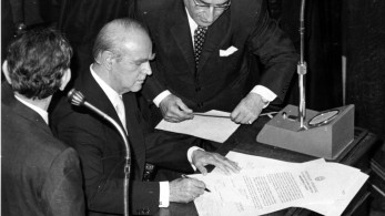 Σαν σήμερα το 1979 η Ελλάδα «μπαίνει» στην ΕΟΚ διά χειρός Καραμανλή (video)