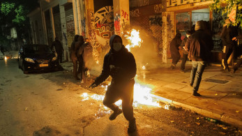 Εξάρχεια: φωτιές σε κάδους και πέτρες κατά πυροσβεστών - Δύο συλλήψεις
