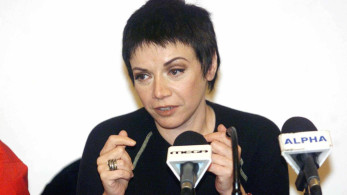 Σαν σήμερα το 2002 η Μαλβίνα Κάραλη μας κλείνει το μάτι για τελευταία φορά