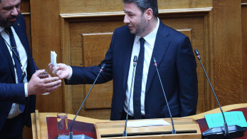 Δεν το ξέχασε το μαντίλι ο Μητσοτάκης, πρόεδρε Νίκο, σ’ το άφησε για να έχεις…