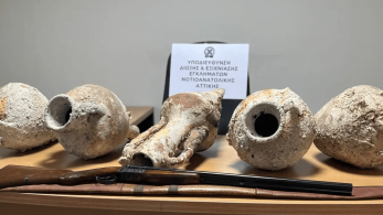 Πέντε ενάλιοι αμφορείς μεγάλης αξίας εντοπίστηκαν εντός οχήματος 53χρονου (video)