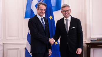 Συνάντηση Μητσοτάκη με τον Ευρωπαίο Επίτροπο Εσωτερικών Υποθέσεων - Στο τραπέζι τουρκολιβυκό και μεταναστευτικό