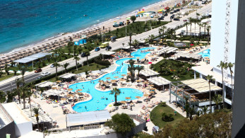 Αυστηροποιείται ο έλεγχος για τις πισίνες στα τουριστικά καταλύματα - Νέοι κανόνες και βαριά πρόστιμα