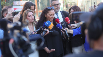 Εκτός ελέγχου η δίκη για τη Γρίβα: πέταξε μπουκάλι στον συνάδελφό του ο συνήγορος υπεράσπισης