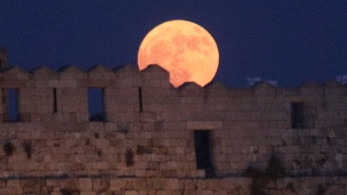 Πανσέληνος του Ιουλίου – Εντυπωσιακές εικόνες από το «Φεγγάρι του Κόκκινου Ελαφιού»
