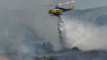 Φωτιά στην Σταμάτα: ισχυρή κινητοποίηση, σηκώθηκαν και εναέρια