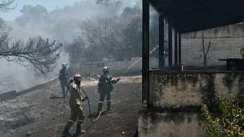Καλύτερη η εικόνα της φωτιάς στο Κορωπί - Ζημιές σε σπίτια, τουλάχιστον ένα κάηκε ολοσχερώς (video)