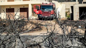 Υπό έλεγχο η φωτιά στη Λέσβο – Απείλησε σπίτια, κάηκαν 10 αυτοκίνητα