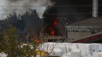 Μαίνεται η φωτιά στη Σίνδο Θεσσαλονίκης - Πυκνοί μαύροι καπνοί, μήνυμα 112 (video)