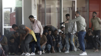 Από την Κρήτη στο Λαύριο για κράτηση οι πρώτοι μετανάστες που εισήλθαν με το νέο πλαίσιο παράνομα από τη Λιβύη (video)