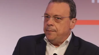 Τι φοβάται ο Φάμελλος και σιωπά στη διαμάχη Ακρίτα-Βαξεβάνη