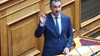 Δημοκρατία ή θέατρο; Ο Χαρίτσης και το προσωπικό του σόου στο Προεδρικό Μέγαρο