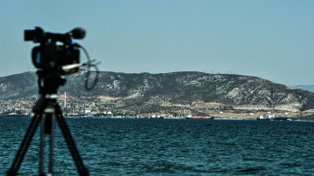Ελευσίνα: επιχείρηση ανέλκυσης του πυροσβεστικού ελικοπτέρου – Καρέ καρέ στιγμιότυπα