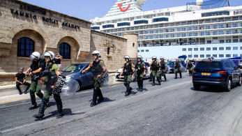 Χορεύοντας με σημαίες: Ηχηρή παρουσία Ισραηλινών τουριστών στη Ρόδο – μακριά από κραυγές μίσους (video)