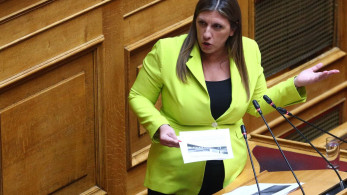 Πρωτοφανής χυδαιότητα από Κωνσταντοπούλου - Αήθης επίθεση κατά της Τίνας Μεσσαροπούλου από το βήμα της Βουλής