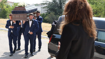 Το τελευταίο αντίο στον Δημήτρη Ζαρζαβατσίδη - Συντετριμμένη η Βούλα Πατουλίδου