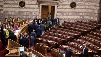 Μετέτρεψαν τη Βουλή σε βούρκο: η αντιπολίτευση στα… χειρότερά της
