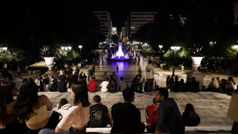 Μπάλες, μπίρες και όνειρα: όταν οι νέοι «μετακομίζουν» στις πλατείες