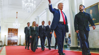 Ο Τραμπ έδειξε τη συλλογή τζόκεϊ MAGA σε Μακρόν και Ζελένσκι