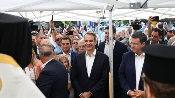 Η περιοδεία Μητσοτάκη στη ΔΕΘ: από τη Formula 1 και την μπίρα, στη φανέλα της Εθνικής και το τεστ στο AI (video)