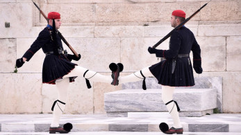 Εκδόθηκε πράξη επιστροφής στον αλλοδαπό που επιτέθηκε στους εύζωνες στο Μνημείο Αγνώστου Στρατιώτη