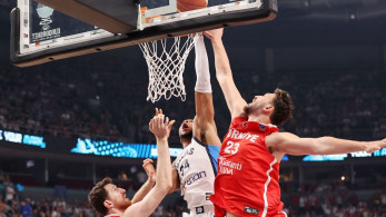 EuroBasket: ο Αντετοκούνμπο πέταξε… πάνω από Οσμανί και Σενγκούν (video)