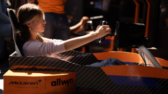 Πανηγυρίζουν οι φίλοι της McLaren F1 Team σε όλο τον πλανήτη