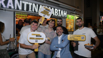 Ο Μάκης που κέρδισε το Eurojackpot κερνάει την Αθήνα (vid)