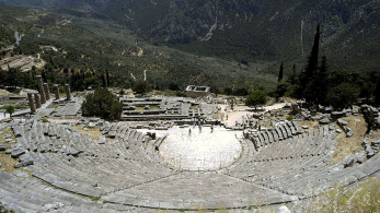 ΥΠΠΟ: επεμβάσεις για την αποκατάσταση του αρχαίου θεάτρου Δελφών