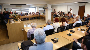 Χάος στο δημοτικό συμβούλιο Μεσολογγίου: «Θα περπατάς στον δρόμο με φουστίτσα» (video)