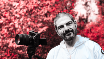 «Θέλημα θεού» – Ο Χάρης Λυμπερόπουλος, συγγραφέας και σκηνοθέτης της παράστασης που σε βάζει μπροστά στον καθρέφτη, σηκώνει την κουίντα
