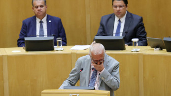 Συγκινημένος ο Κακλαμάνης: δάκρυσε μιλώντας στην κυπριακή βουλή για τα μνήματα των φυλακισμένων (video)