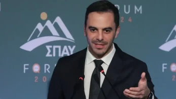 Ο Χριστοδουλάκης του ΠΑΣΟΚ και τα ανύπαρκτα βαγόνια των Τεμπών που τα πήραν οι «εξωγήινοι»