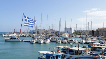 Κρήτη: ελληνική σημαία 1.440 τετραγωνικών μέτρων κυματίζει στο λιμάνι του Ηρακλείου