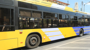 Τρόλεϊ προσέκρουσε σε κολόνα στη Δραπετσώνα - Οδηγός και επιβάτης πιάστηκαν στα χέρια