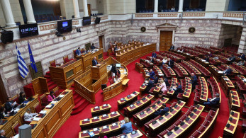 Εργασιακό νομοσχέδιο: πώς η κυβέρνηση καταρρίπτει τις υπερβολές της αντιπολίτευσης στη Βουλή