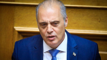 Ο Βελόπουλος ανακαλύπτει συνωμοσίες και «θύελλες» ως ο «μόνιμος αυτόκλητος σωτήρας» του διχασμού
