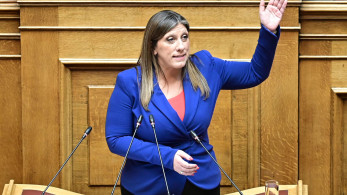 Ο Άγνωστος Στρατιώτης δεν είναι η μικροφωνική εξέδρα της Ζωής Κωνσταντοπούλου