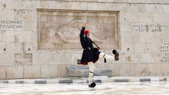 Το ΠΑΣΟΚ προσπαθεί να πατήσει σε δύο βάρκες: η «πάνω πλατεία» και το Μνημείο του Άγνωστου Στρατιώτη
