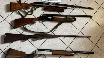 Ελευσίνα: 17χρονος απείλησε μαθητή με πιστόλι στο σχολείο - Τρεις συλλήψεις, κατασχέθηκαν όπλα