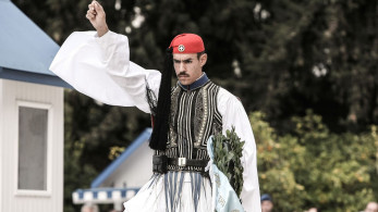Αγκαλιές, δάκρυα και περηφάνια - Η αποχαιρετιστήρια υπηρεσία των ευζώνων (video)