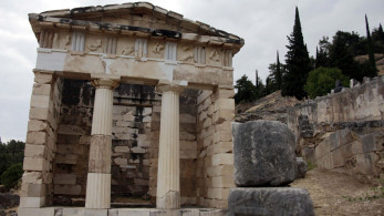 Απόπειρα αρχαιοκαπηλίας στους Δελφούς - Συνελήφθησαν δύο Πολωνοί τουρίστες