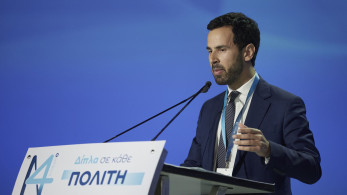 Νίκος Ρωμανός για τον Αλέξη Τσίπρα: Γέμισε λεφτόδεντρα, βρέχει λεφτά για το κόμμα του, νομίζει και για τη χώρα (video)