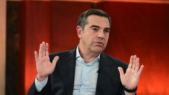 Ο πολιτικός πλασιέ Τσίπρας με ένα «Βίπερ» θέλει να ξεχαστούμε στην αμμουδιά της «Ιθάκης»