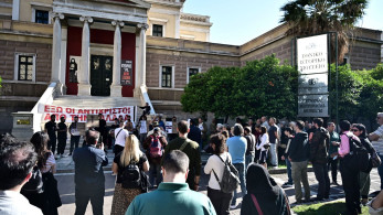Ψεκασμένες θεωρίες: από τις τρισκατάρατες ταυτότητες στον... εξαποδό προσωπικό αριθμό