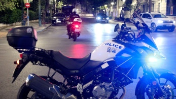 Ασπρόπυργος: ΙΧ εμβόλισε μηχανή ΔΙ.ΑΣ. και εξαφανίστηκε - στο νοσοκομείο οι αστυνομικοί
