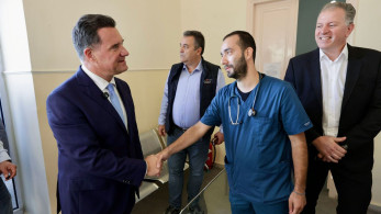 Άδωνις Γεωργιάδης στη Χίο: ψυχραιμία απέναντι στις… «παραξενιές» των διαδηλωτών