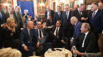 Στο εντευκτήριο με βουλευτές ο Μητσοτάκης: Το θέμα είναι ποιος θα σουβλιστεί στις εκλογές (photos)